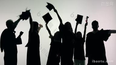 穿学士服的大学生欢呼庆祝毕业